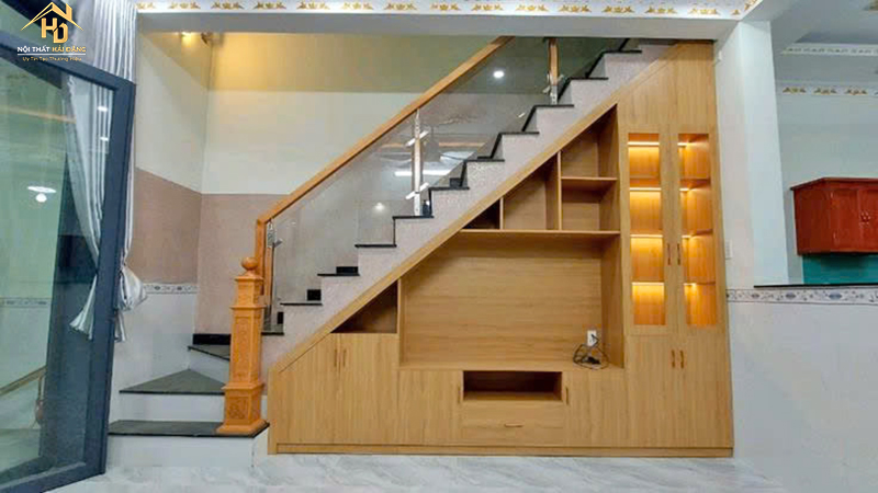 dong-gam-tu-cau-thang-11 Báo Giá Thi Công Nội Thất Phòng Khách Đẹp Tại TPHCM