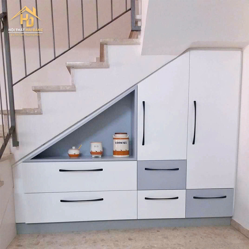 dong-gam-tu-cau-thang-2 Báo Giá Thi Công Nội Thất Phòng Khách Đẹp Tại TPHCM