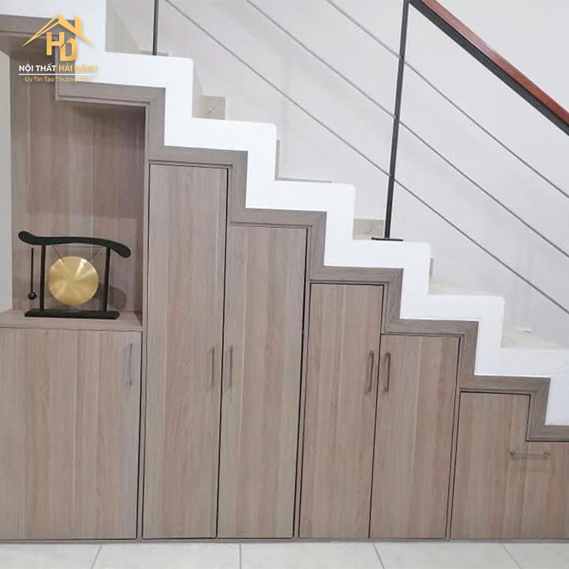 dong-gam-tu-cau-thang-3 Báo Giá Thi Công Nội Thất Phòng Khách Đẹp Tại TPHCM