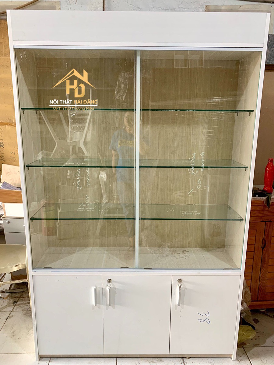 thi-cong-tu-trung-bay-3 Tủ Kính Trưng Bày Mỹ Phẩm 80Cm Giá Xưởng KTB002