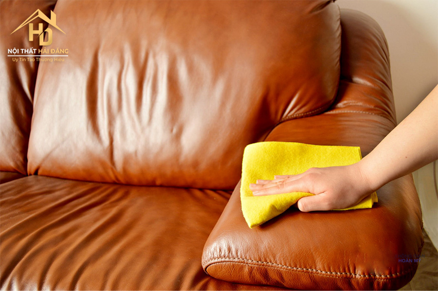 ve-sinh-sofa-1 Cách Làm Sạch Ghế Sofa Da Đơn Giản Hiệu Quả Ngay Tại Nhà