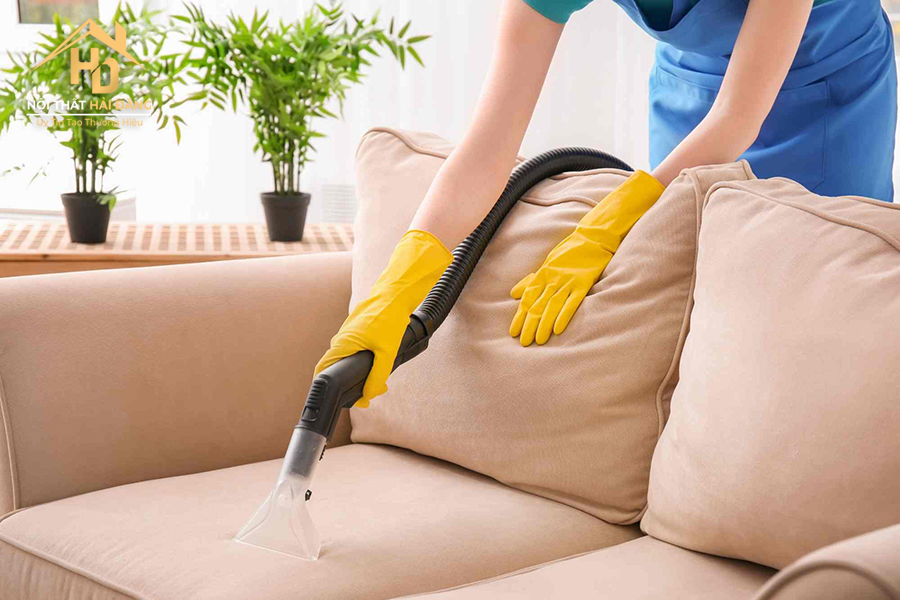 ve-sinh-sofa-2 Cách Làm Sạch Ghế Sofa Da Đơn Giản Hiệu Quả Ngay Tại Nhà