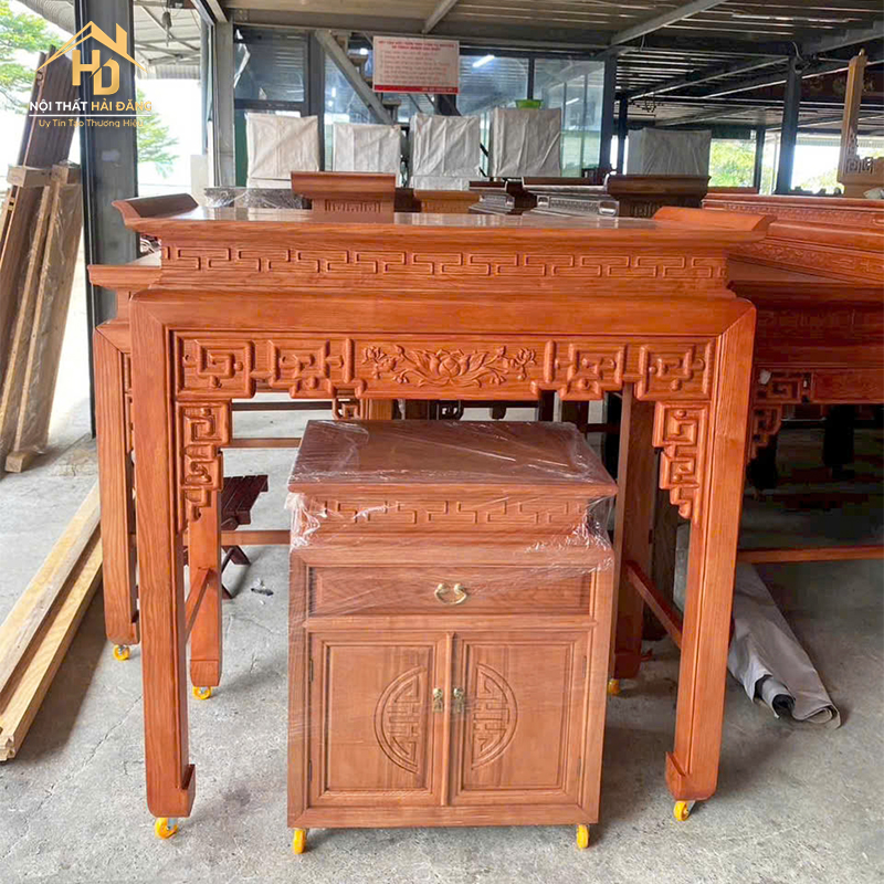 tu-tho-gia-tien-2 Bàn Thờ Gia Tiên Gỗ Sồi Có Tủ Chạm Khắc Sắc Sảo (Nhiều Mẫu)