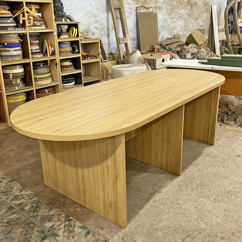 ban-hop-dong-moi-1 Bàn Họp Gỗ MDF 2M4 x 1M Mặt Bàn Oval Sang Trọng