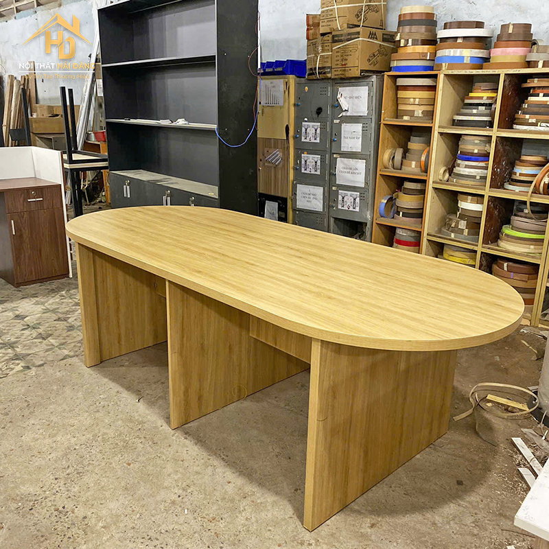 ban-hop-dong-moi-3 Bàn Họp Gỗ MDF 2M4 x 1M Mặt Bàn Oval Sang Trọng