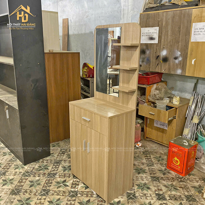 ban-trang-diem-dong-moi-4 Bàn Trang Điểm Nhỏ Gọn Gỗ MDF Màu Vân Gỗ