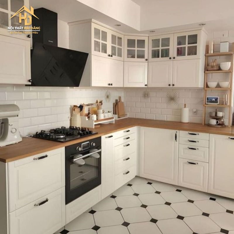 tủ bếp vân gỗ phối trắng