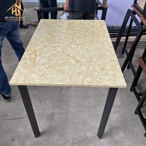 Bàn Mặt Gỗ Giả Đá Màu Vàng, Chân Sắt Chắc Chắn 3 ban gia da 1