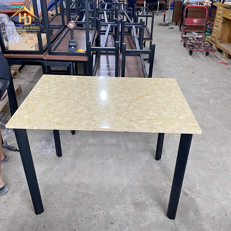 ban-gia-da-2 Bàn Mặt Gỗ Giả Đá Màu Vàng, Chân Sắt Chắc Chắn