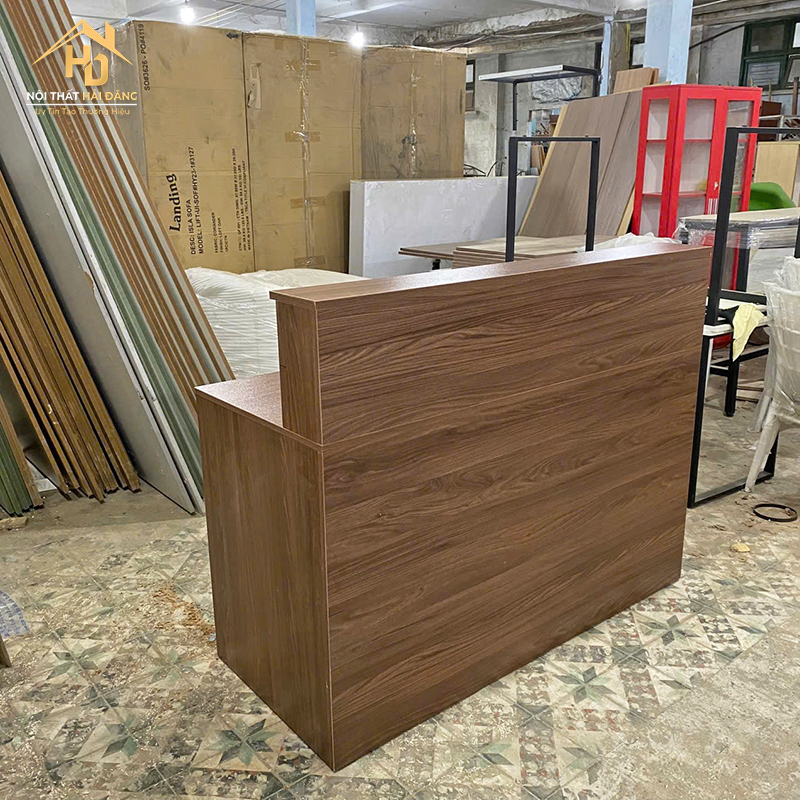 quay-le-tan-13 Quầy Lễ Tân Gỗ Có Hộc Tủ Màu Nâu Hiện Đại