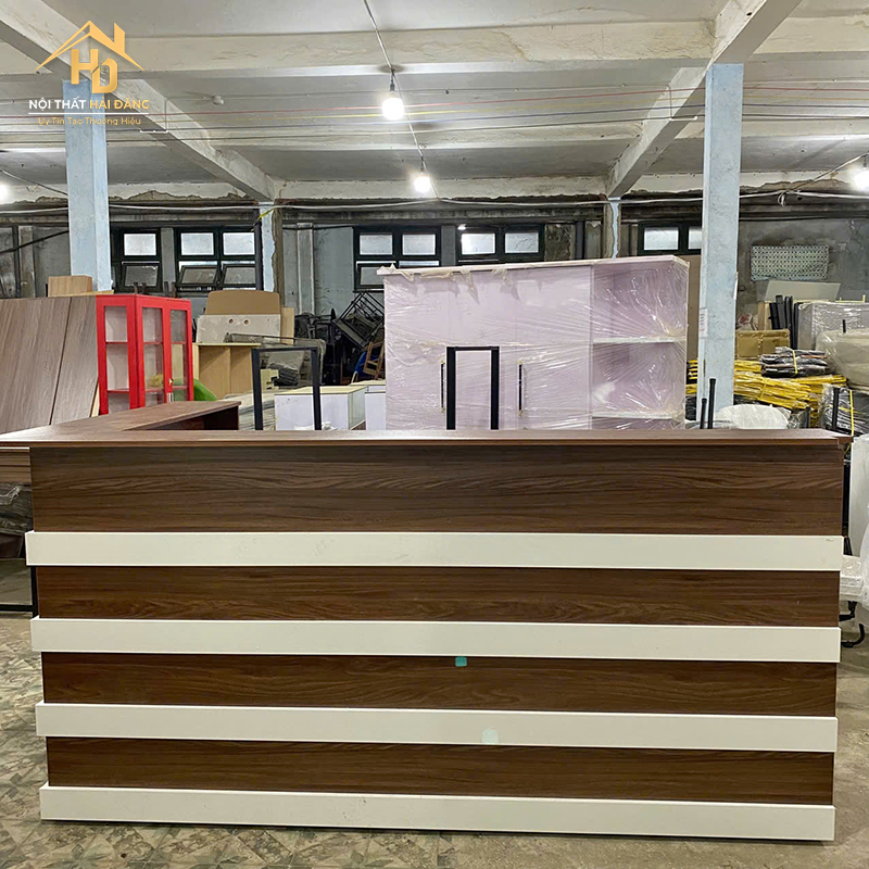 Quầy Lễ Tân Góc L Vuông Màu Gỗ Nâu Phối Trắng quay-le-tan-goc-L-7 Quầy Lễ Tân Góc L Vuông Màu Gỗ Nâu Phối Trắng