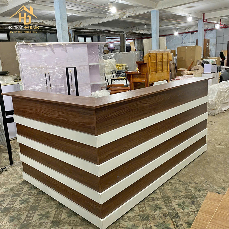 Quầy Lễ Tân Góc L Vuông Màu Gỗ Nâu Phối Trắng quay-le-tan-goc-L-8 Quầy Lễ Tân Góc L Vuông Màu Gỗ Nâu Phối Trắng