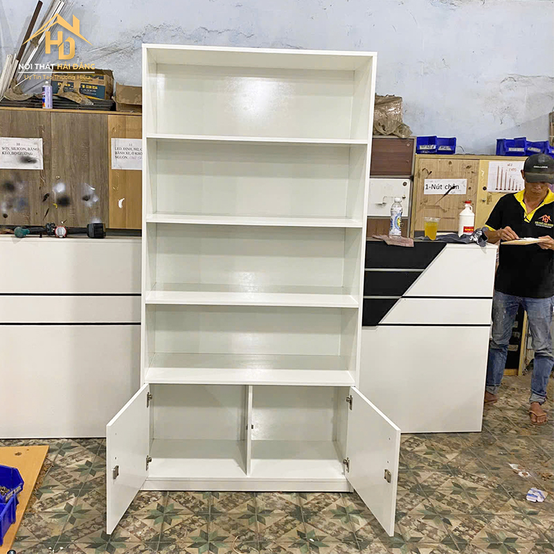 tu-trung-bay-moi-4 Tủ Kệ Trưng Bày Mỹ Phẩm 1m x 2m Có Cánh Tủ Dưới