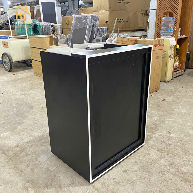 quay-le-tan-29 Quầy Lễ Tân Chữ I Màu Đen Viền Trắng Sang Trọng