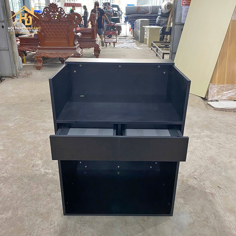 quay-le-tan-30 Quầy Lễ Tân Chữ I Màu Đen Viền Trắng Sang Trọng