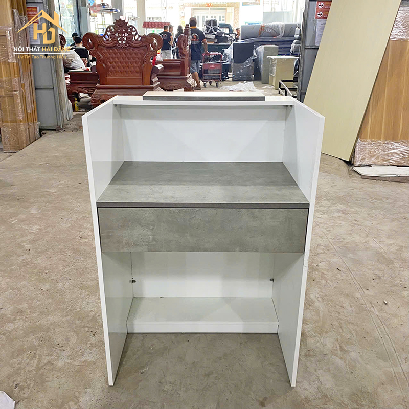quay-le-tan-chu-I-3 Quầy Lễ Tân Chữ I Màu Trắng Phối Xám Hiện Đại