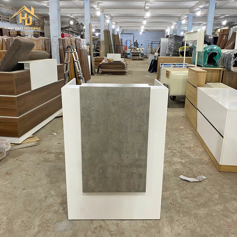 quay-le-tan-chu-I-4 Quầy Lễ Tân Chữ I Màu Trắng Phối Xám Hiện Đại