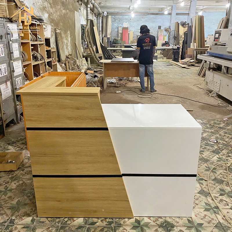 Quầy Lễ Tân Gỗ MDF Vàng Phối Trắng Bóng Chỉ Đen quay-le-tan-34 Quầy Lễ Tân Gỗ MDF Vàng Phối Trắng Bóng Chỉ Đen