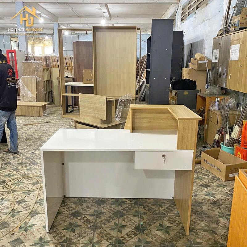 Quầy Lễ Tân Gỗ MDF Vàng Phối Trắng Bóng Chỉ Đen quay-le-tan-35 Quầy Lễ Tân Gỗ MDF Vàng Phối Trắng Bóng Chỉ Đen