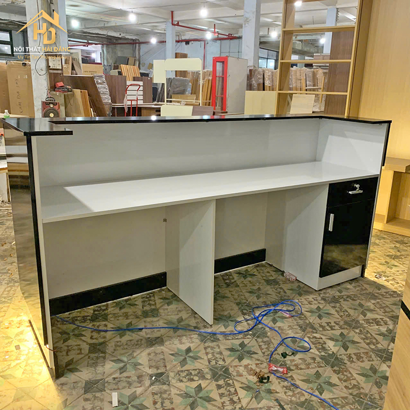 Quầy Lễ Tân Phối Màu Đen Trắng Có Led Hiện Đại quay-le-tan-36 Quầy Lễ Tân Phối Màu Đen Trắng Có Led Hiện Đại