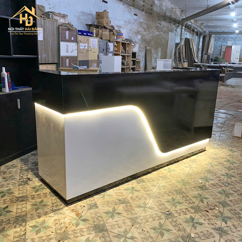 Quầy Lễ Tân Phối Màu Đen Trắng Có Led Hiện Đại quay-le-tan-37 Quầy Lễ Tân Phối Màu Đen Trắng Có Led Hiện Đại