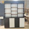 kệ trưng bày gỗ đen phối trắng