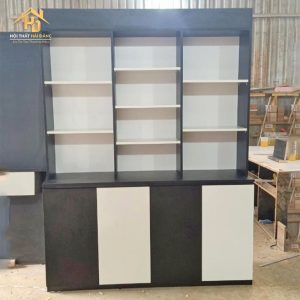 kệ trưng bày gỗ đen phối trắng