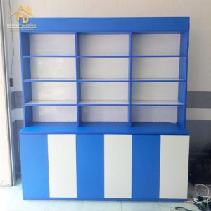 kệ trưng bày gỗ xanh phối trắng