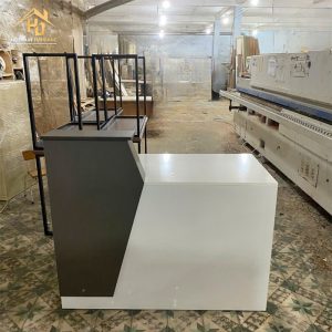 quầy lễ tân gỗ phối màu trắng đen