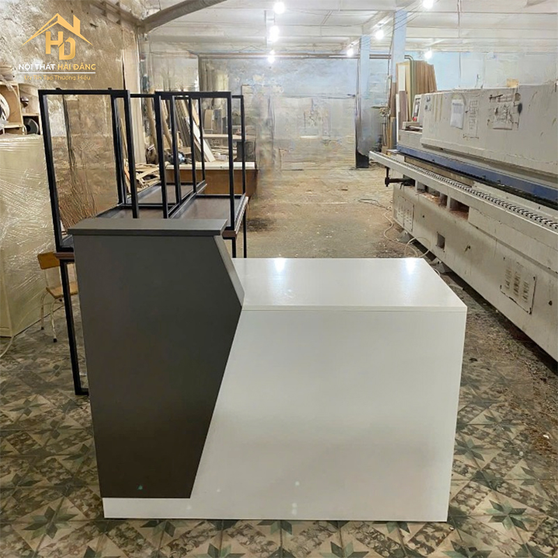 Quầy Lễ Tân Gỗ Phối Màu Trắng Đen Đơn Giản quay-le-tan-39 Quầy Lễ Tân Gỗ Phối Màu Trắng Đen Đơn Giản