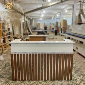 quầy lễ tân chữ U màu nâu trắng