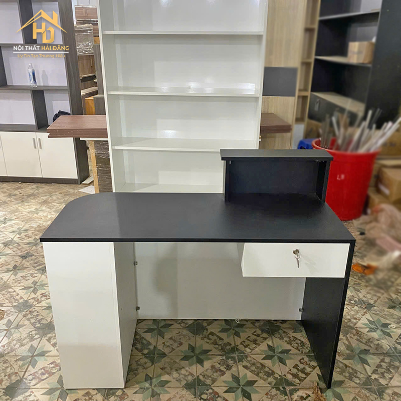 Quầy Lễ Tân Gỗ Màu Trắng Đen Kèm Kệ quay-le-tan-co-ke-2 Quầy Lễ Tân Gỗ Màu Trắng Đen Kèm Kệ
