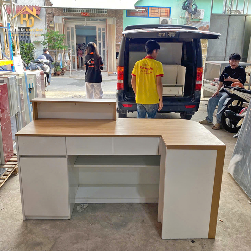 Quầy Lễ Tân Bo Góc Gỗ Màu Nâu Phối Trắng quay-le-tan-go-mau-nau-1 Quầy Lễ Tân Bo Góc Gỗ Màu Nâu Phối Trắng