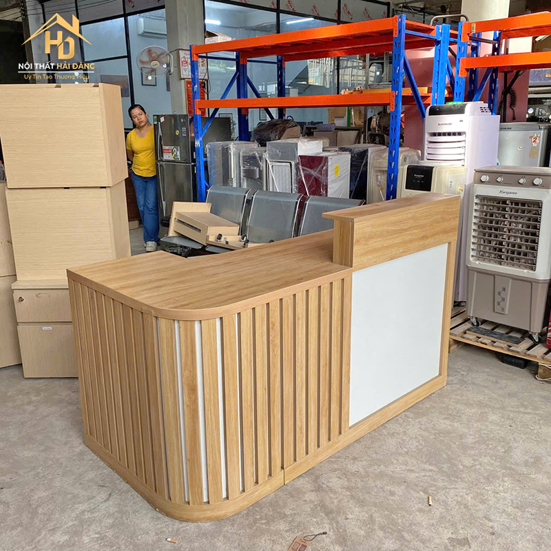 Quầy Lễ Tân Bo Góc Gỗ Màu Nâu Phối Trắng quay-le-tan-go-mau-nau-3 Quầy Lễ Tân Bo Góc Gỗ Màu Nâu Phối Trắng