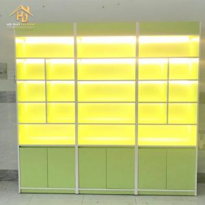 Kệ trưng bày shop xanh lá phối LED