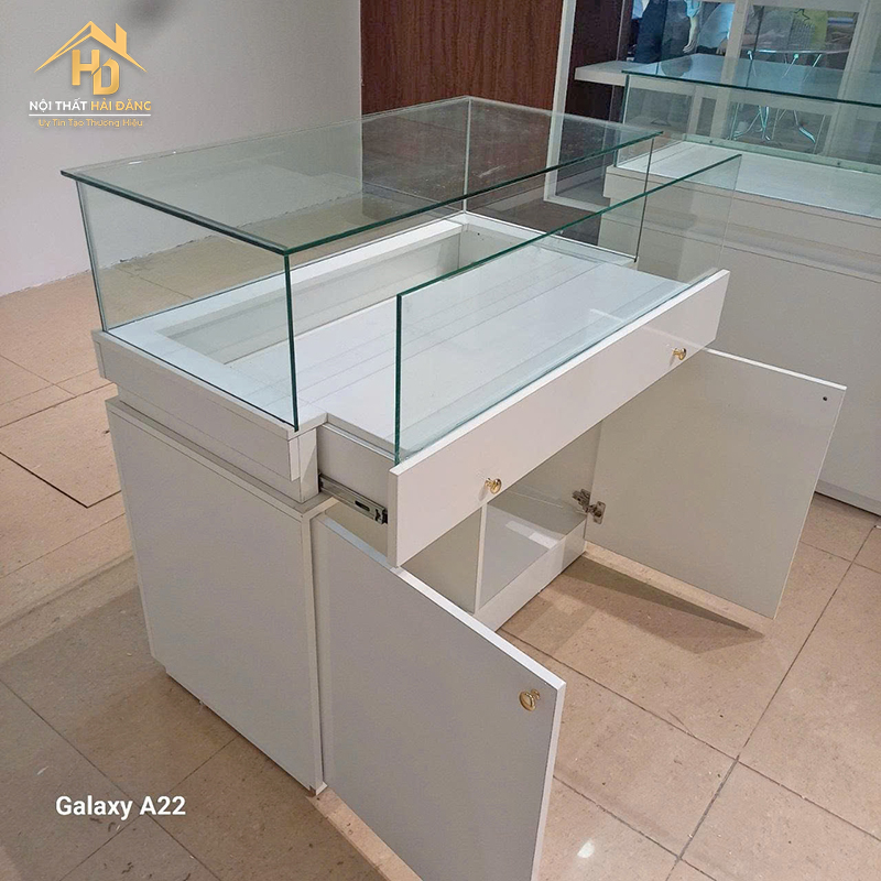 Tủ Trưng Bày Mỹ Phẩm, Trang Sức Mặt Kính Sang Trọng tu-trung-bay-trang-suc-3 Tủ Trưng Bày Mỹ Phẩm, Trang Sức Mặt Kính Sang Trọng