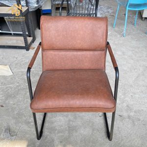 Ghế cafe bọc da nâu có tay vịn