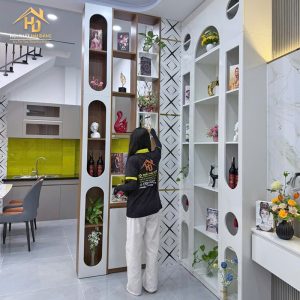 ke trung bay phong khach 2