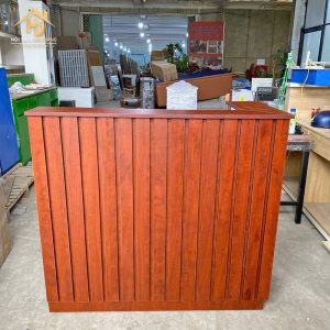 Quầy lễ tân gỗ chữ L sọc nâu