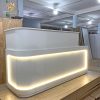 Quầy lễ tân bo góc full trắng gắn led