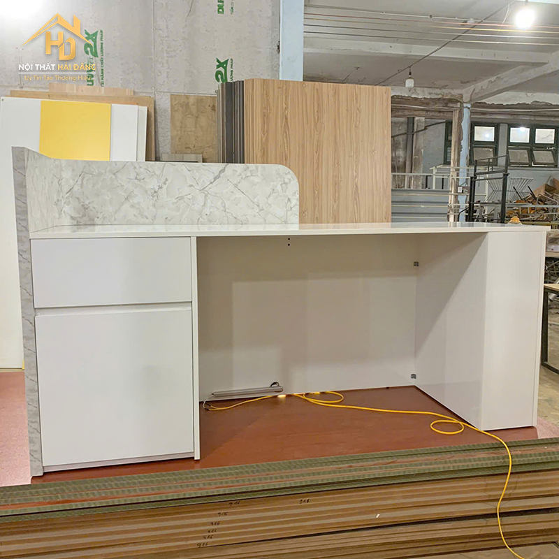 Quầy Lễ Tân Mặt Giả Đá Phối Led Hiện Đại quay-le-tan-43 Quầy Lễ Tân Mặt Giả Đá Phối Led Hiện Đại