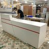 Quầy lễ tân chữ L màu trắng phối chỉ đỏ