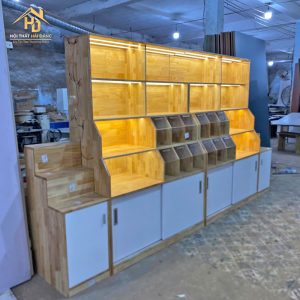 Tủ Trưng Bày Shop Gỗ MDF Có Led Nổi Bật 1 tu ke trung bay go 1
