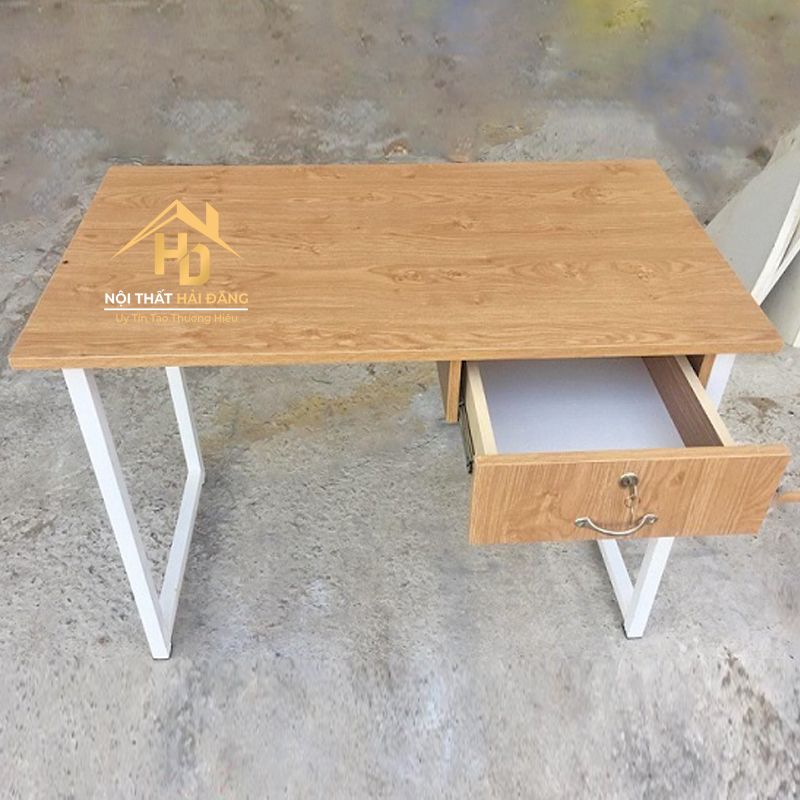 Top 10 bàn làm việc chân sắt mặt gỗ được ưa chuộng năm 2026 ban-lam-viec-chan-sat-co-ngan-keo-go Top 10 bàn làm việc chân sắt mặt gỗ được ưa chuộng năm 2026