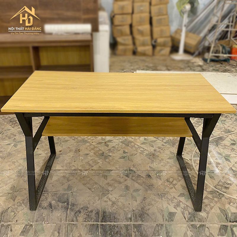 Top 10 bàn làm việc chân sắt mặt gỗ được ưa chuộng năm 2026 ban-lam-viec-chu-u-chan-sat Top 10 bàn làm việc chân sắt mặt gỗ được ưa chuộng năm 2026