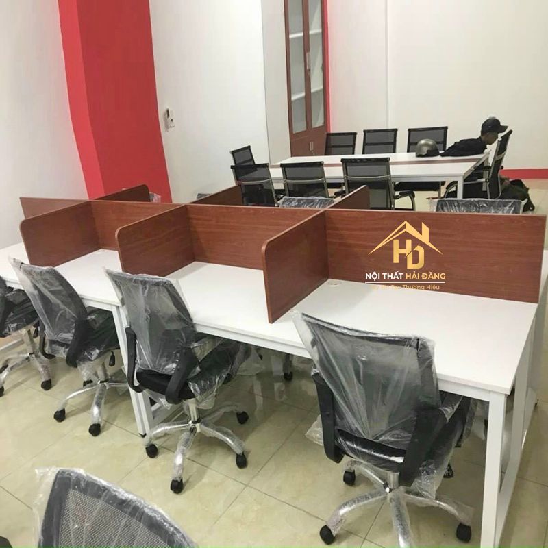 ban-nhan-vien-co-vach-ngan Cách chọn bàn làm việc nhân viên văn phòng tiết kiệm diện tích