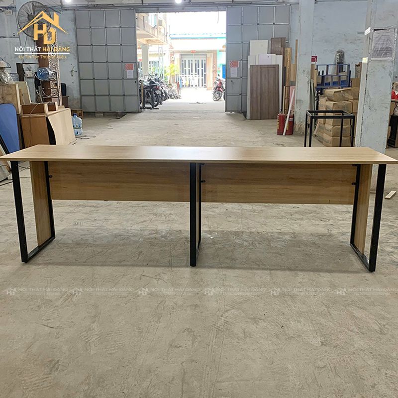 ban-van-phong-don-gian Có Nên Dùng Bàn Văn Phòng Gỗ Công Nghiệp Hay Không?