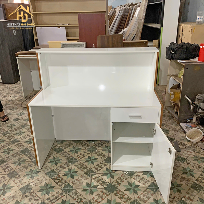 Quầy Lễ Tân Gỗ Màu Vàng Phối Trắng Bóng quay-le-tan-53 Quầy Lễ Tân Gỗ Màu Vàng Phối Trắng Bóng