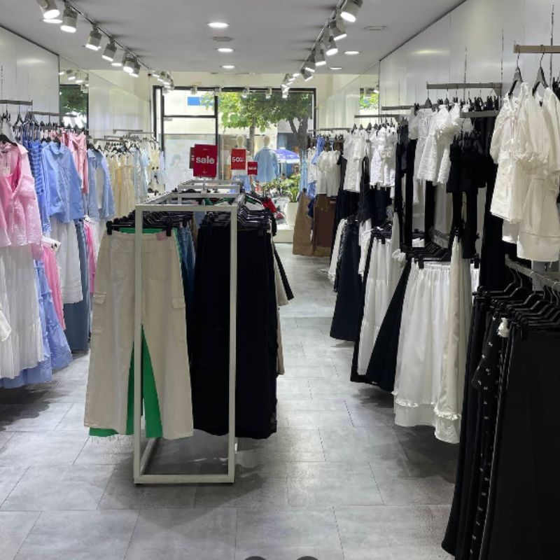 showroom-don-gian-1 Thiết kế thi công showroom đẹp, hiện đại và thu hút khách