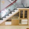 Tủ gầm cầu thang gỗ kết hợp kệ rượu và tủ kính